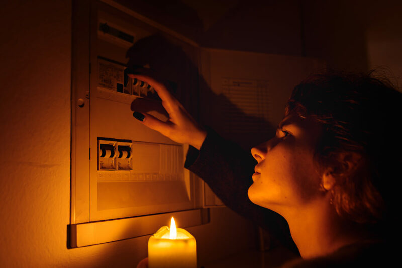 Générateur électrique et panneaux solaires pour faire face aux coupures d’électricité à l’île Maurice.