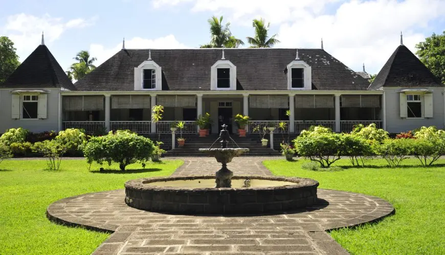 Maison coloniale mauricienne entourée d’un jardin tropical, témoin du patrimoine architectural de l’île Maurice.