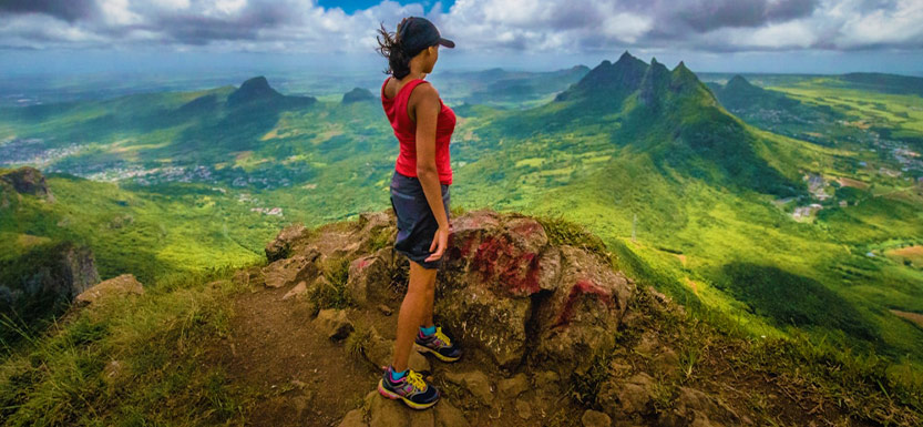 Vue panoramique depuis le sommet du Pouce à l'île Maurice avec Port-Louis en contrebas