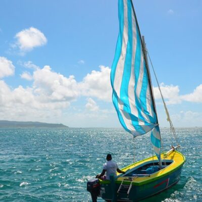 Pirogue traditionnelle naviguant sur le lagon de l’île Maurice