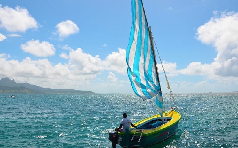 Pirogue traditionnelle naviguant sur le lagon de l’île Maurice