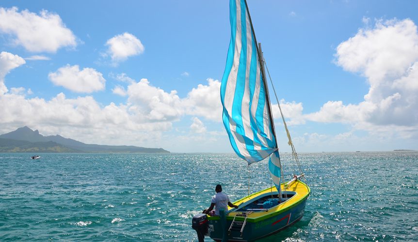 Pirogue traditionnelle naviguant sur le lagon de l’île Maurice