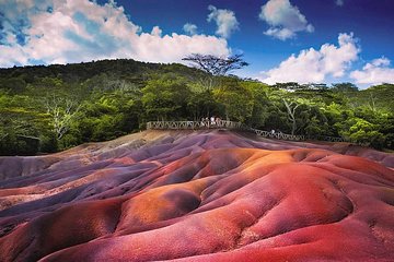 Grotte volcanique avec formations de roche basaltique à l'île Maurice