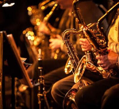 es musiciens de jazz se produisant en plein air dans un cadre tropical.