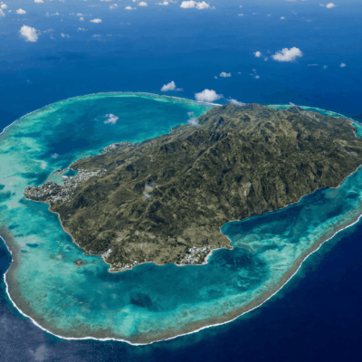Paysage de Rodrigues avec lagon turquoise, collines verdoyantes et nature préservée de l’île sœur de Maurice.