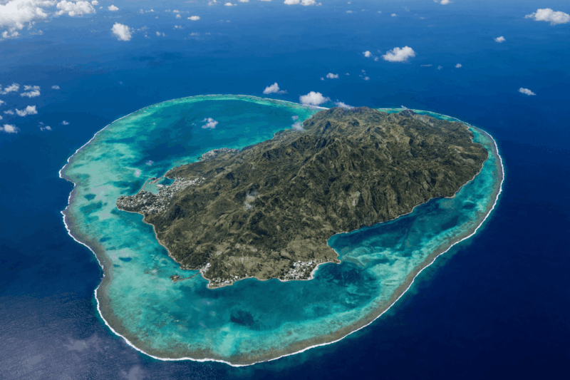 Paysage de Rodrigues avec lagon turquoise, collines verdoyantes et nature préservée de l’île sœur de Maurice.
