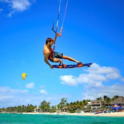 Kitesurfeur naviguant dans le lagon turquoise de l’île Maurice