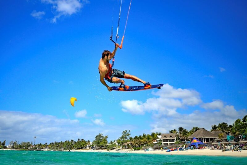 Kitesurfeur naviguant dans le lagon turquoise de l’île Maurice