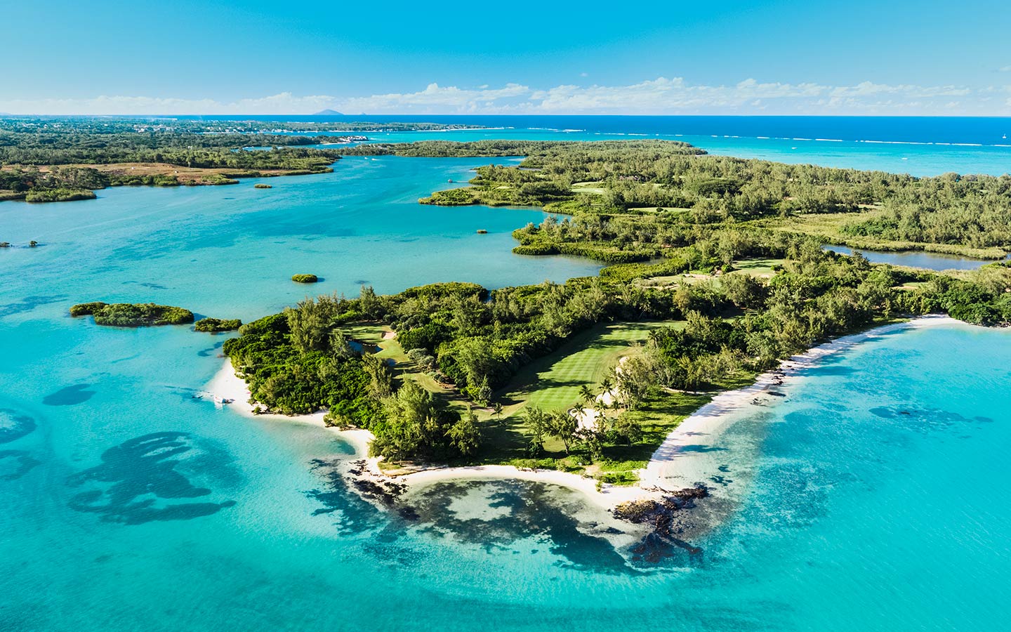 Road trip sur la côte est de l’île Maurice avec vue sur le lagon turquoise et les paysages côtiers