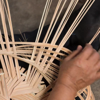 Vannerie et tissage traditionnel mauricien réalisés à partir de fibres naturelles locales.