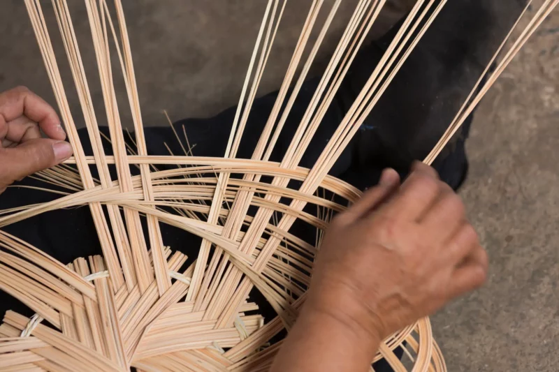 Vannerie et tissage traditionnel mauricien réalisés à partir de fibres naturelles locales.