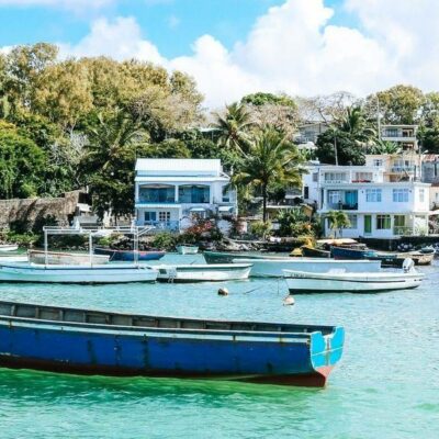 Découvrez les villages de pêcheurs à l’île Maurice et plongez dans la culture locale, les traditions et le quotidien mauricien.