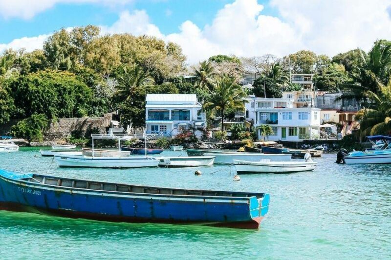 Découvrez les villages de pêcheurs à l’île Maurice et plongez dans la culture locale, les traditions et le quotidien mauricien.