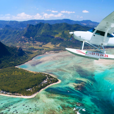 Hydravion survolant le lagon turquoise de l’île Maurice
