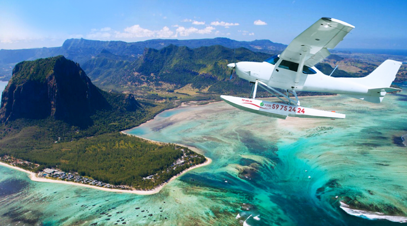 Hydravion survolant le lagon turquoise de l’île Maurice